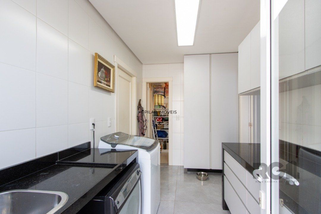 Excelente residência no Condomínio Terra Ville com aproximadamente 474,74m² privativos.