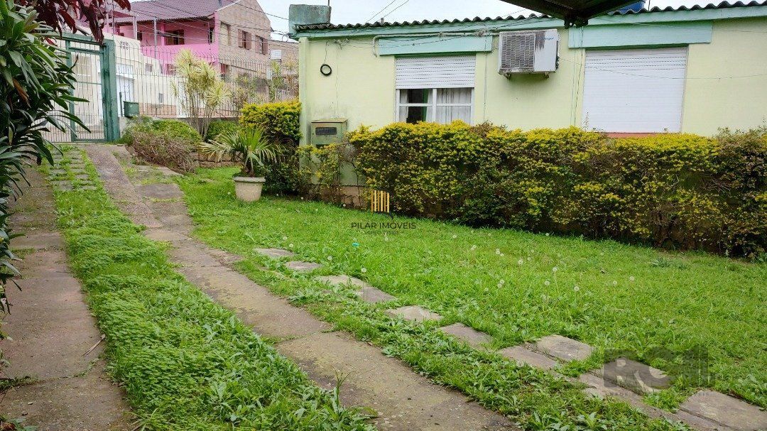 Casa térrea, 3 quartos, amplo pátio - Bairro Santa Tereza