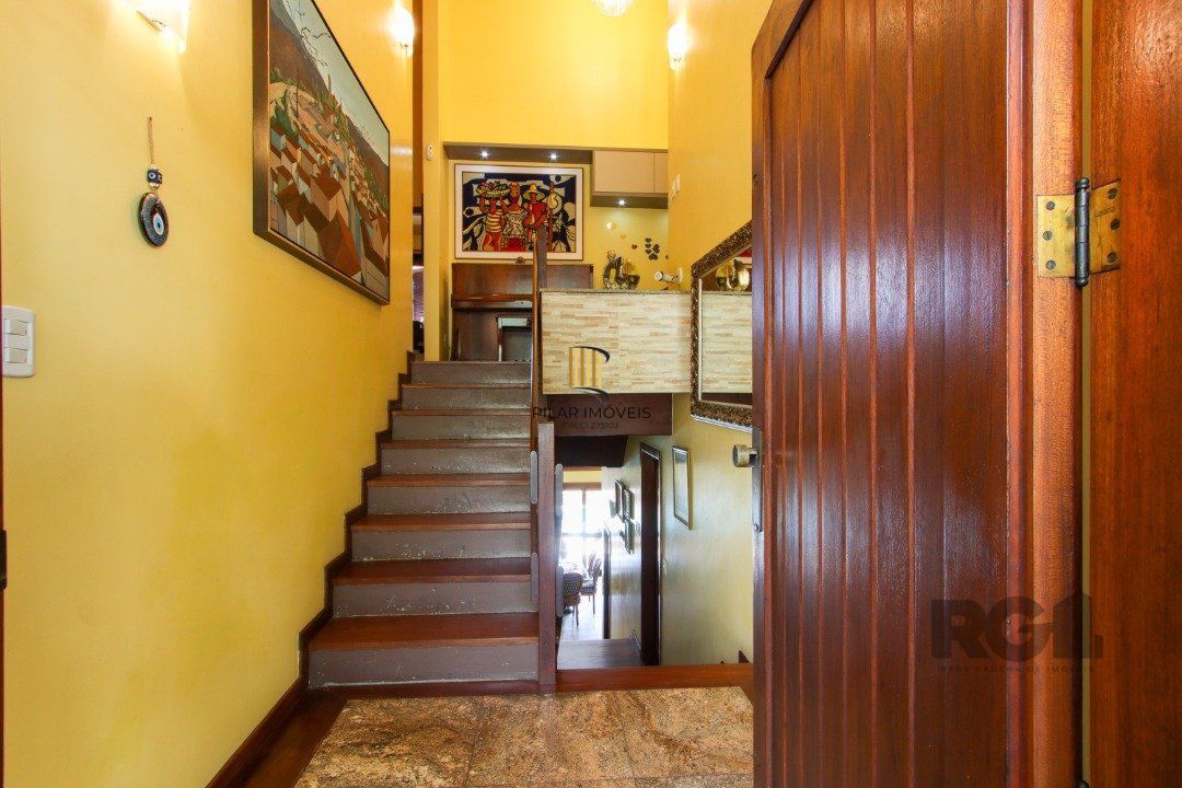 Casa com 4 dormitórios, sendo 1 suíte, com 2 vagas cobertas, no bairro Nonoai, Porto Alegre, RS