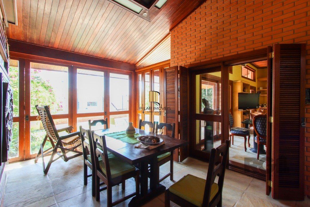 Casa com 4 dormitórios, sendo 1 suíte, com 2 vagas cobertas, no bairro Nonoai, Porto Alegre, RS