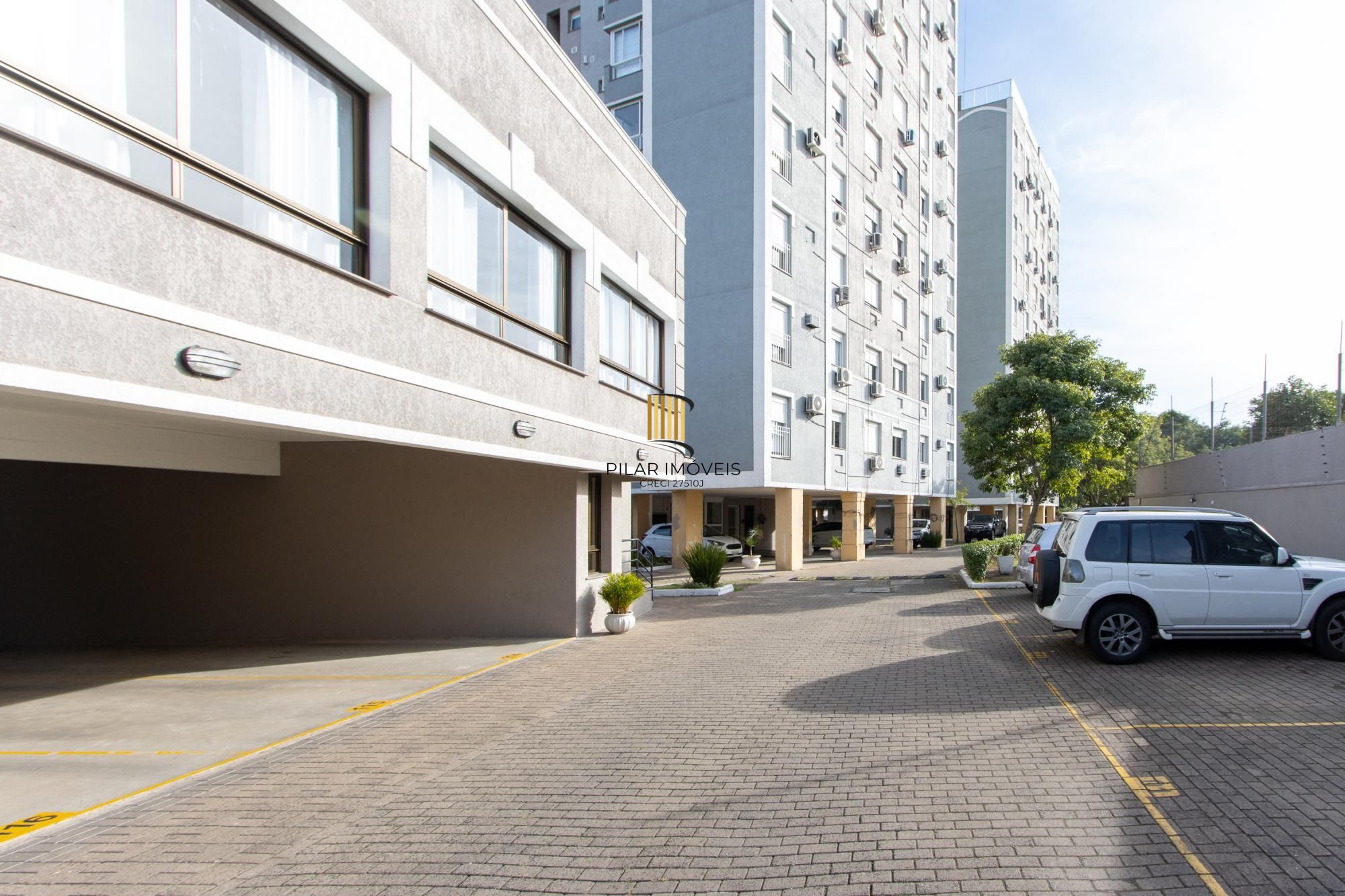 Cobertura de 3 dormitórios, 1 suíte e duas vagas de garagem no bairro Cristal.