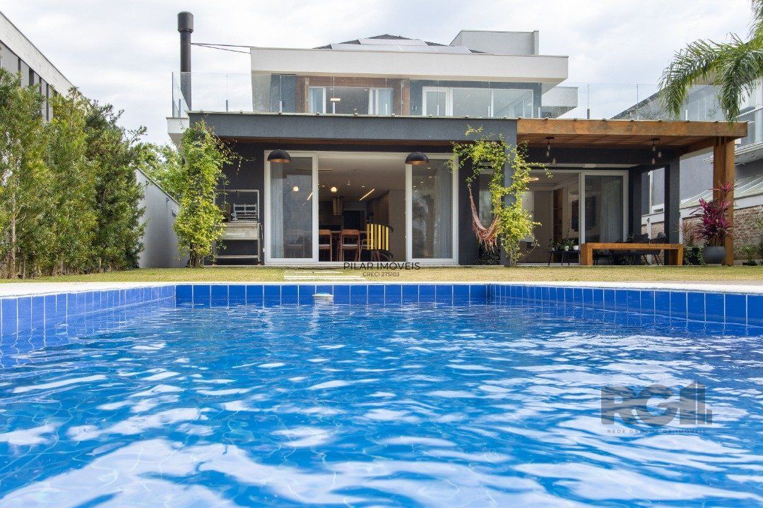 casa com  3 suítes no piso superior, mais 1 suíte no primeiro pavimento.