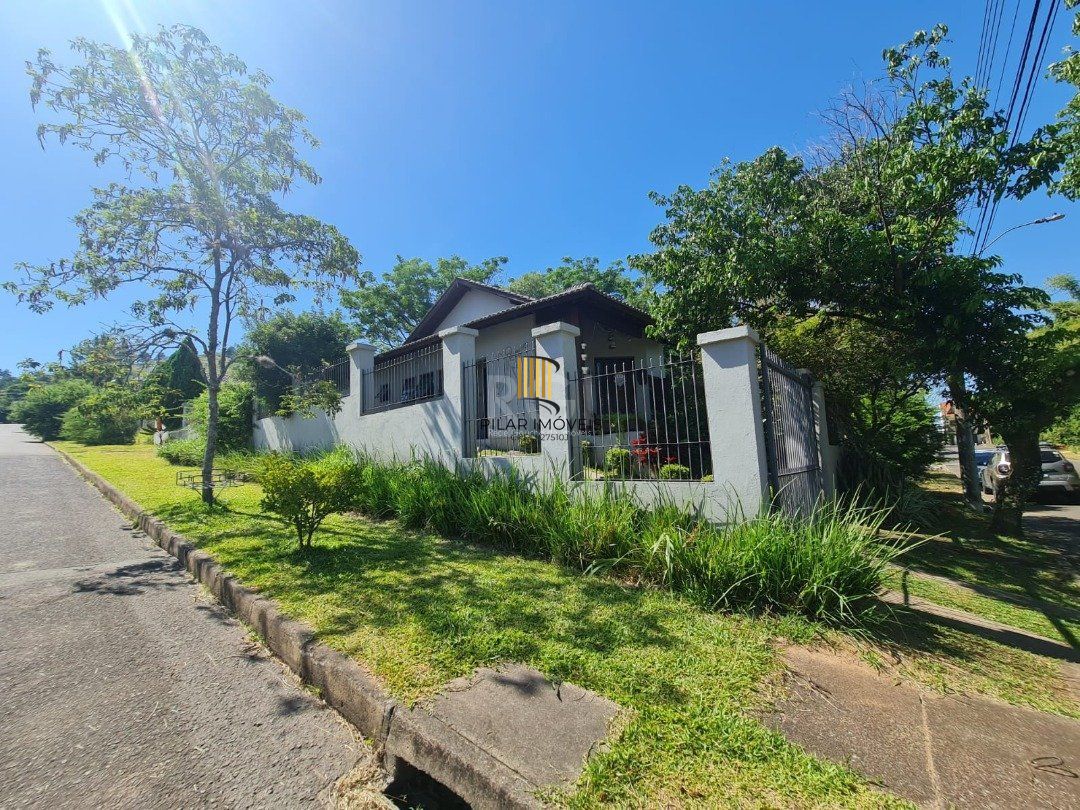 Casa em lindo terreno alto ao nível da rua medindo 10 × 32 onde consta uma residência térrea com 136m2 de área privativa,