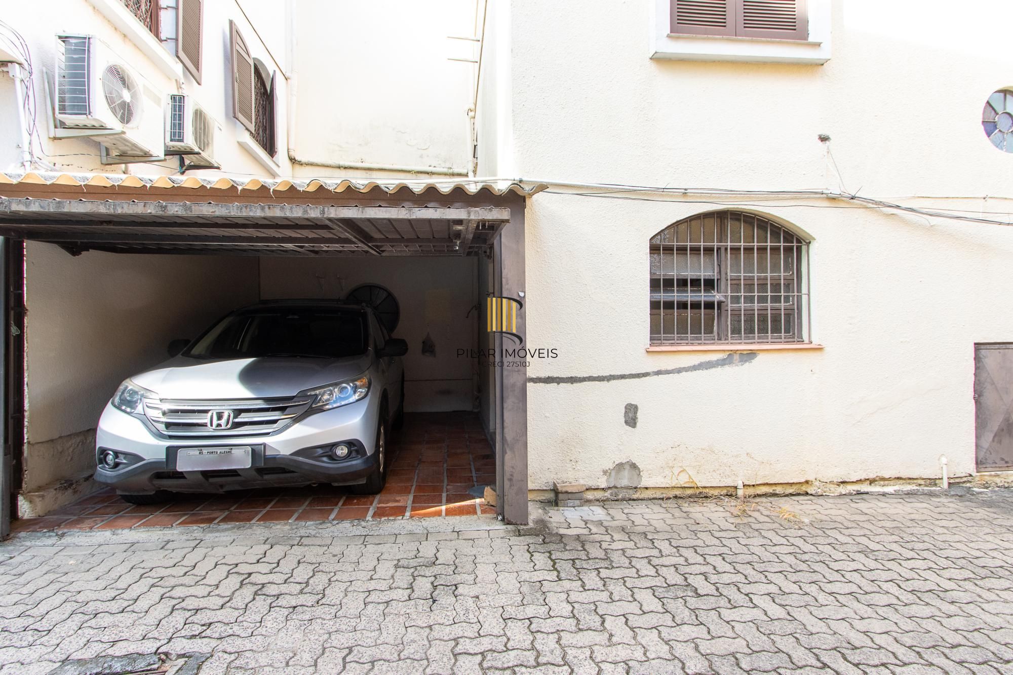 Casa de condomínio, 3 dormitórios, 1 suíte, 1 vaga coberta, no bairro Cristal.