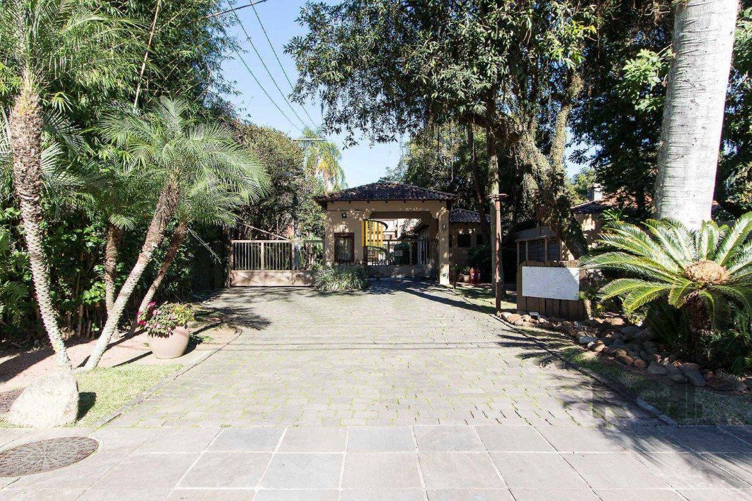 Casa com 327m² de área privativa, oferecendo 3 dormitórios, sendo 3 suítes