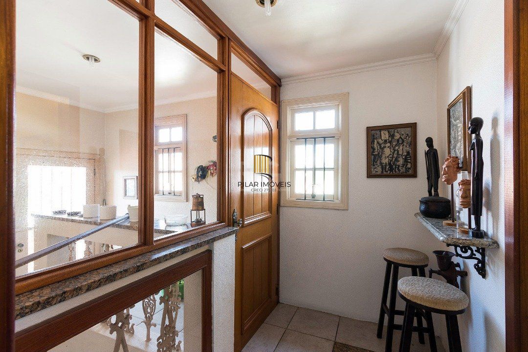 Casa para Venda - 320m², 5 dormitórios, sendo 2 suites, 3 vagas - Tristeza