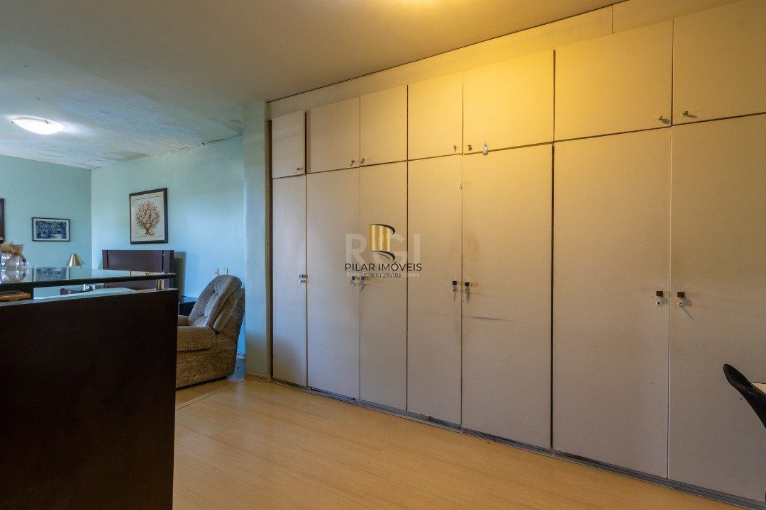Sobrado com 345m² privativos, 3 suites, 2 vagas, churrasqueira. pátio com piscina - Bairro Cristal