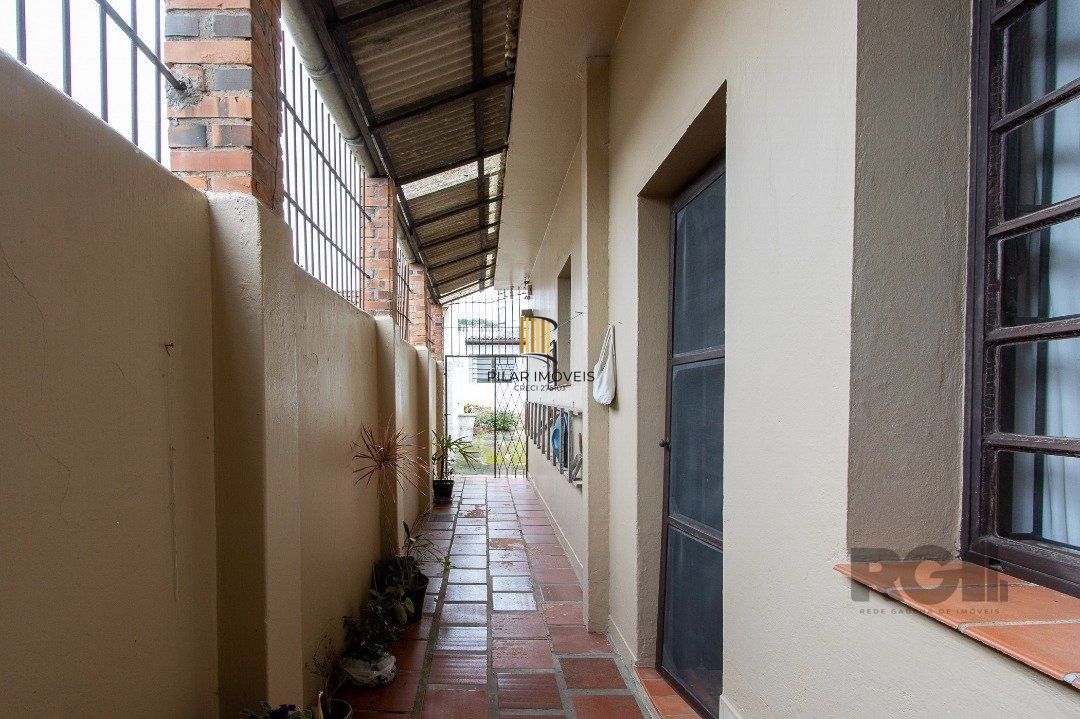 Casa térrea, 2 quartos, 2 vagas, edicula com 1 quarto e um banheiro - Bairro Tristeza