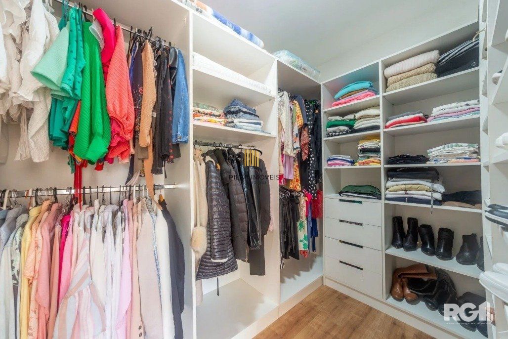 Casa, totalmente mobiliada, 3 dormitórios, 1 uma suíte com closet e sacada