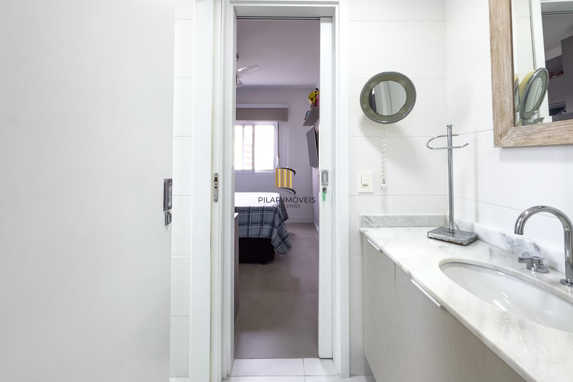 Apartamento 03 Suítes bairro Cristal, 88,97m² de área privativa, semimobiliada e 02 vagas de garagens cobertas.