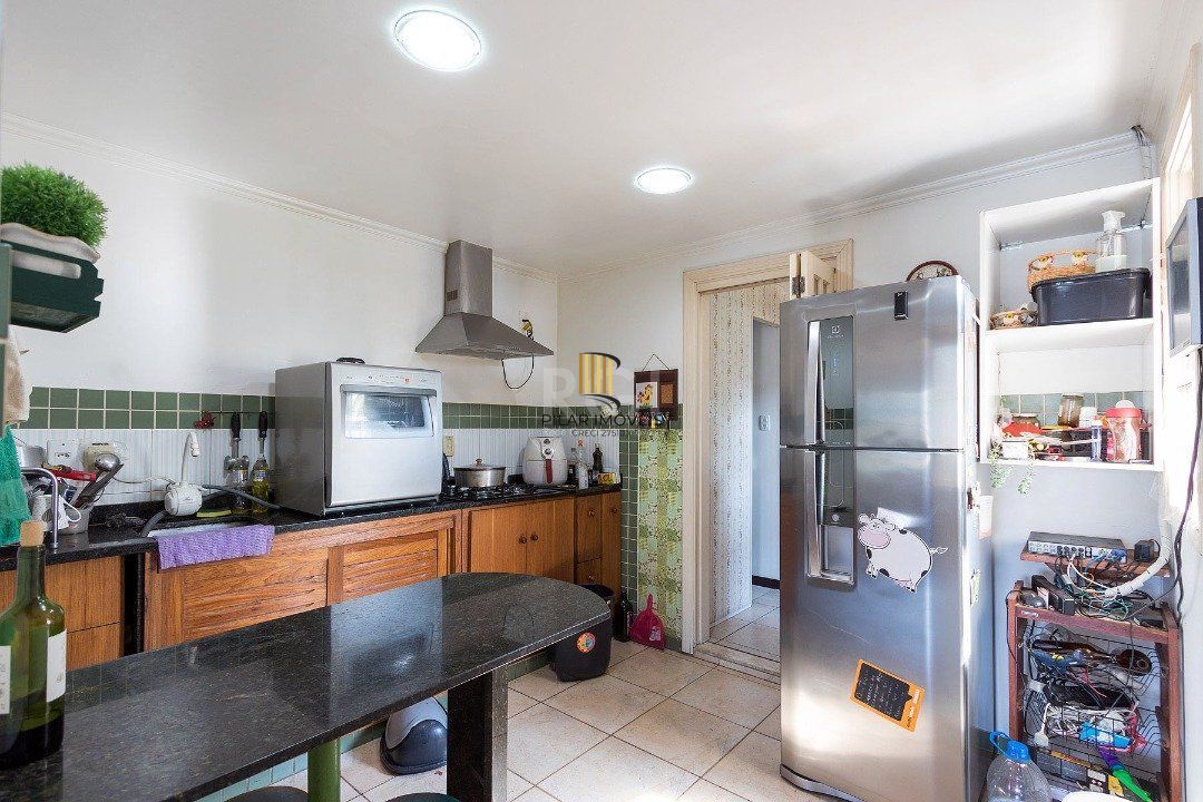 Casa para Venda - 320m², 5 dormitórios, sendo 2 suites, 3 vagas - Tristeza