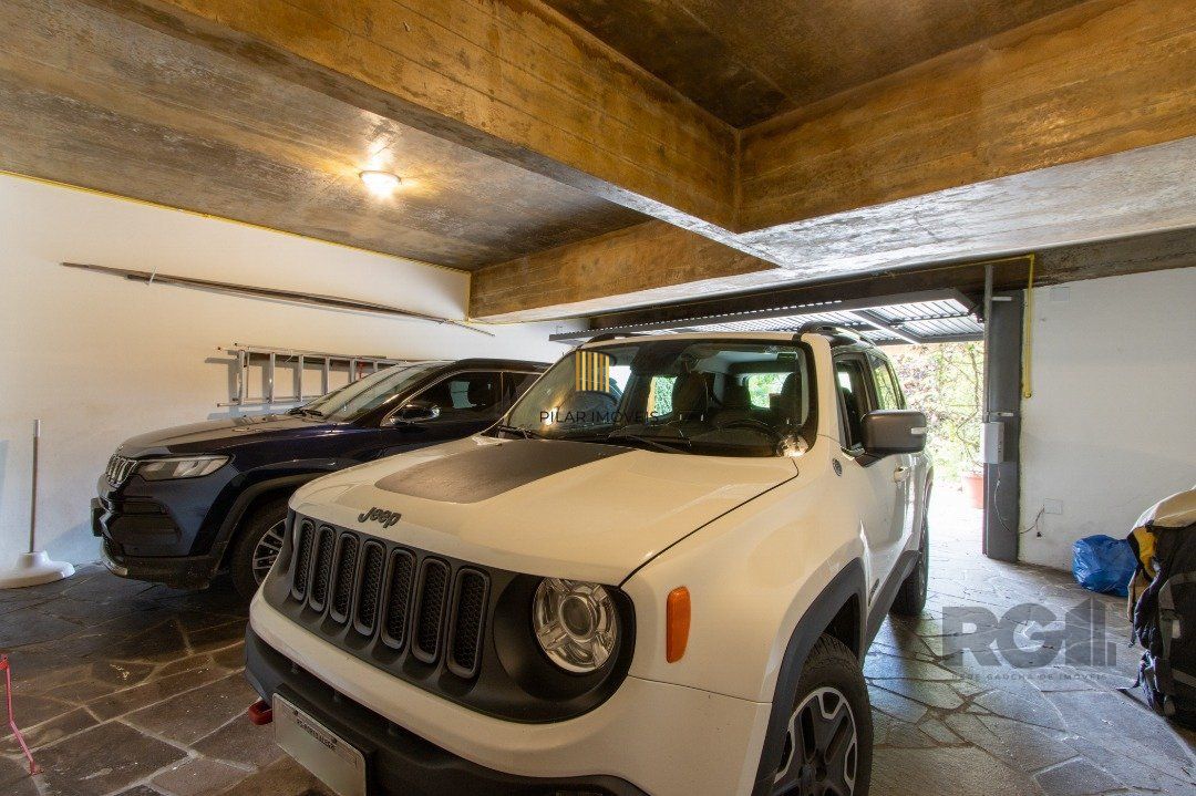 Sobrado com vista para Rio, 3 quartos, 2 suites, pátio, piscina, vaga para 4 carros - Bairro Vila Assunção