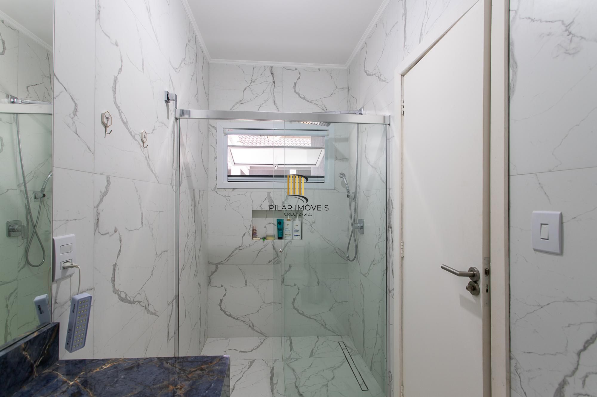 Casa térrea no Condominio Terra Ville, com patio e piscina.