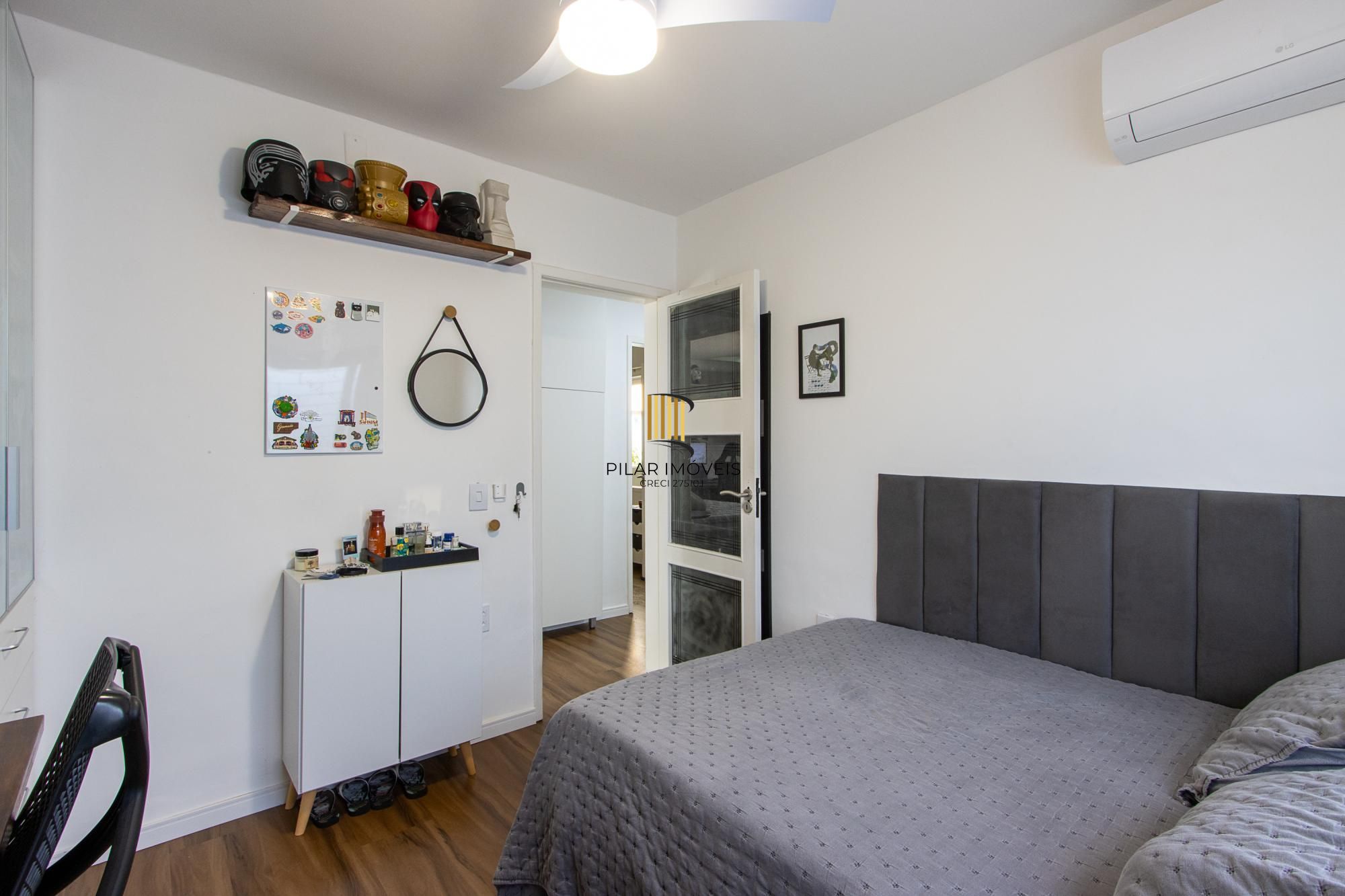 Linda casa totalmente reformada, 3 quartos (1 suite), 2 vagas cobertas - Bairro Nonoai