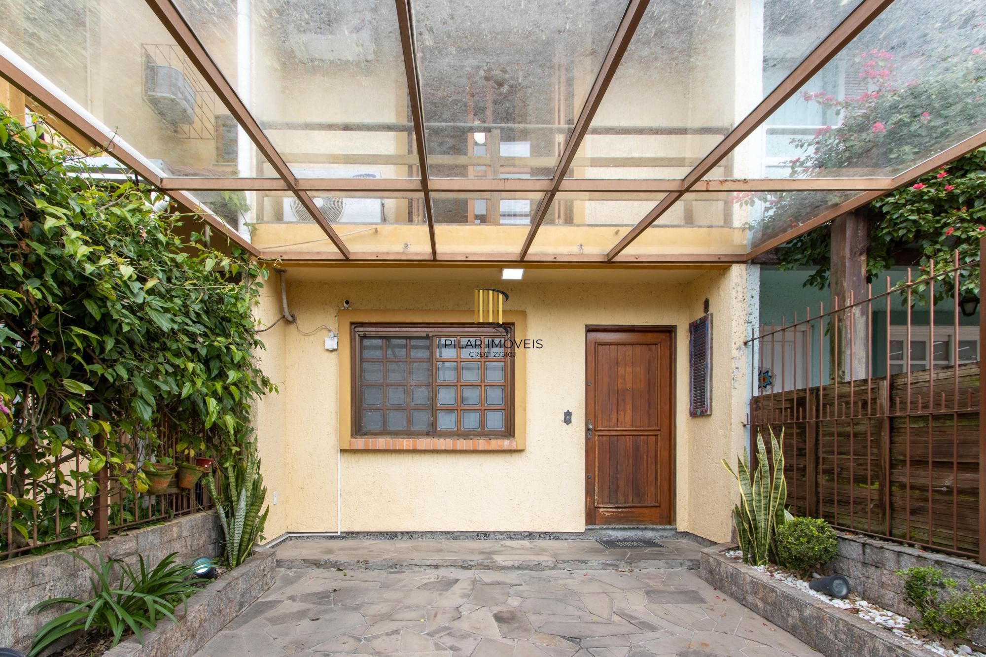 A casa possui 78m² de área construída, com um adicional de 20m²