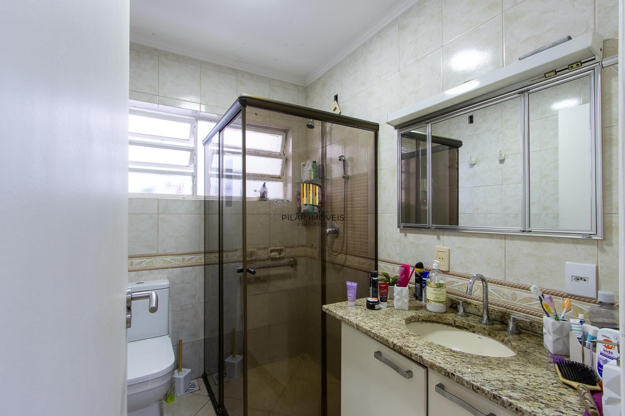 Linda casa totalmente reformada, 3 quartos (1 suite), 2 vagas cobertas - Bairro Nonoai