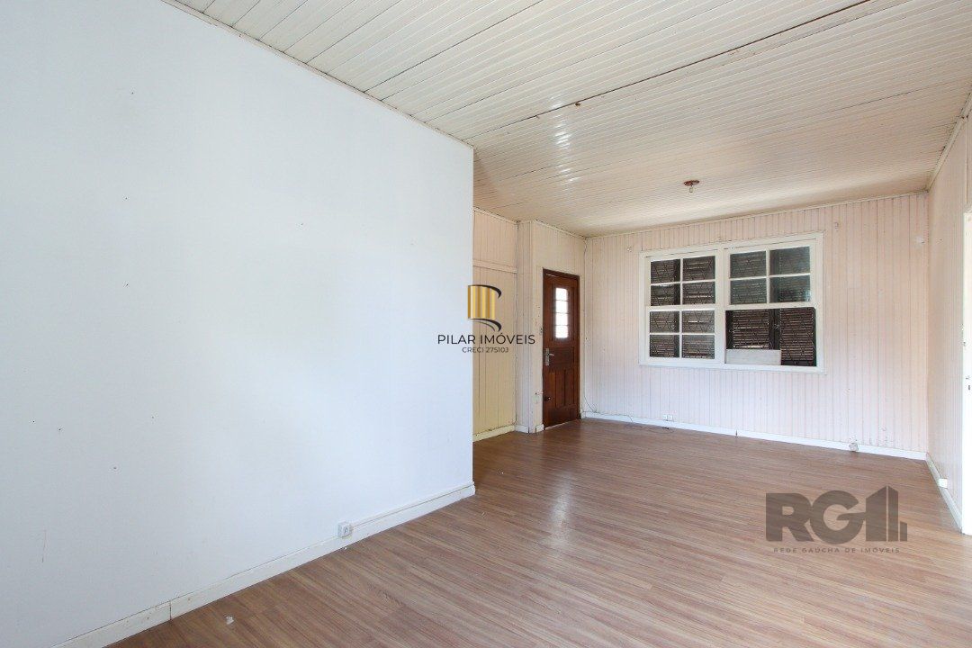 Casa mista com 4 dormitórios, 2 banheiros, 1 lavabo e 3 vagas a uma quadra da Av. Guaíba