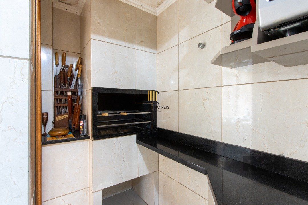 Apartamento com 70m² de área privativa, possui 3 dormitórios, sala para 2 ambientes, banheiro social, cozinha com móveis planejados e área de serviço.