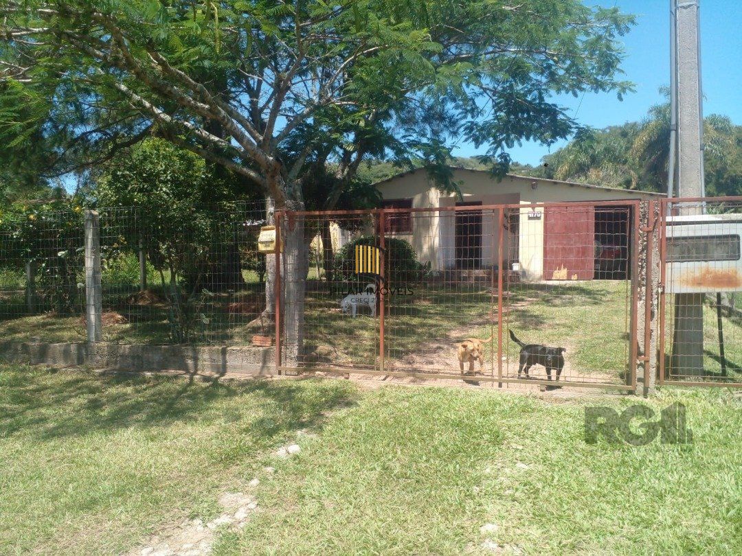 Dois quartos, 01 banheiro, 01 sala de star, 01 sala de jantar, cozinha, 01 garagem para três carros com churrasqueira.