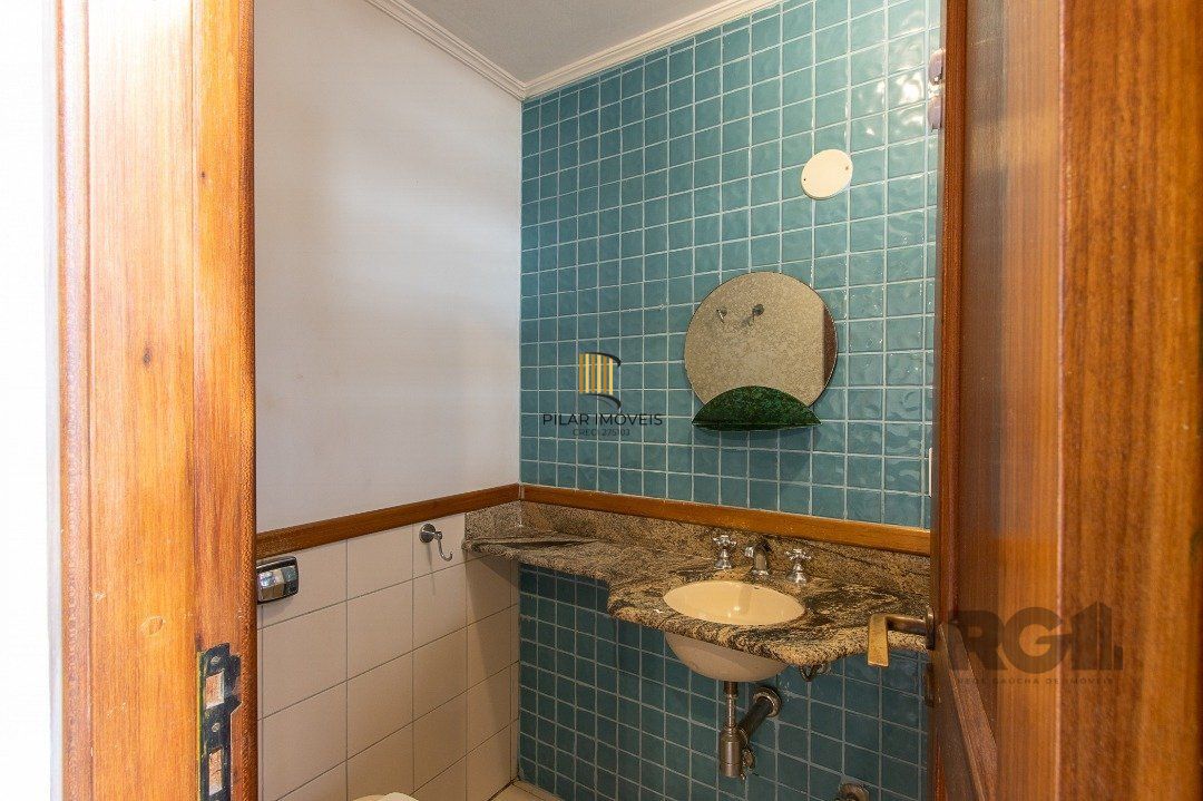 Excelente casa de 3 andares em condomínio fechado