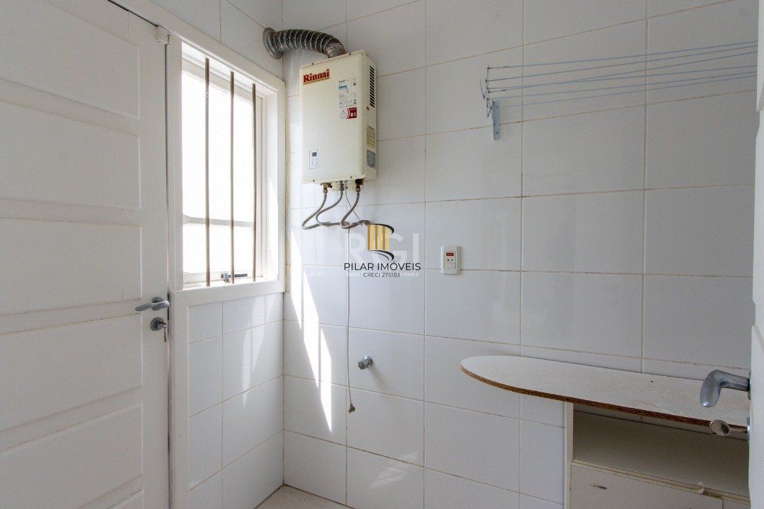 Uma suíte, estar íntimo, living 2 ambientes, lareira, lavabo, cozinha mobiliada,