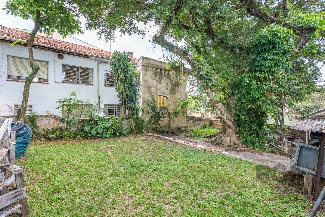 Casa  4 dormitórios, sendo 1 suíte no bairro Menino Deus em Porto Alegre