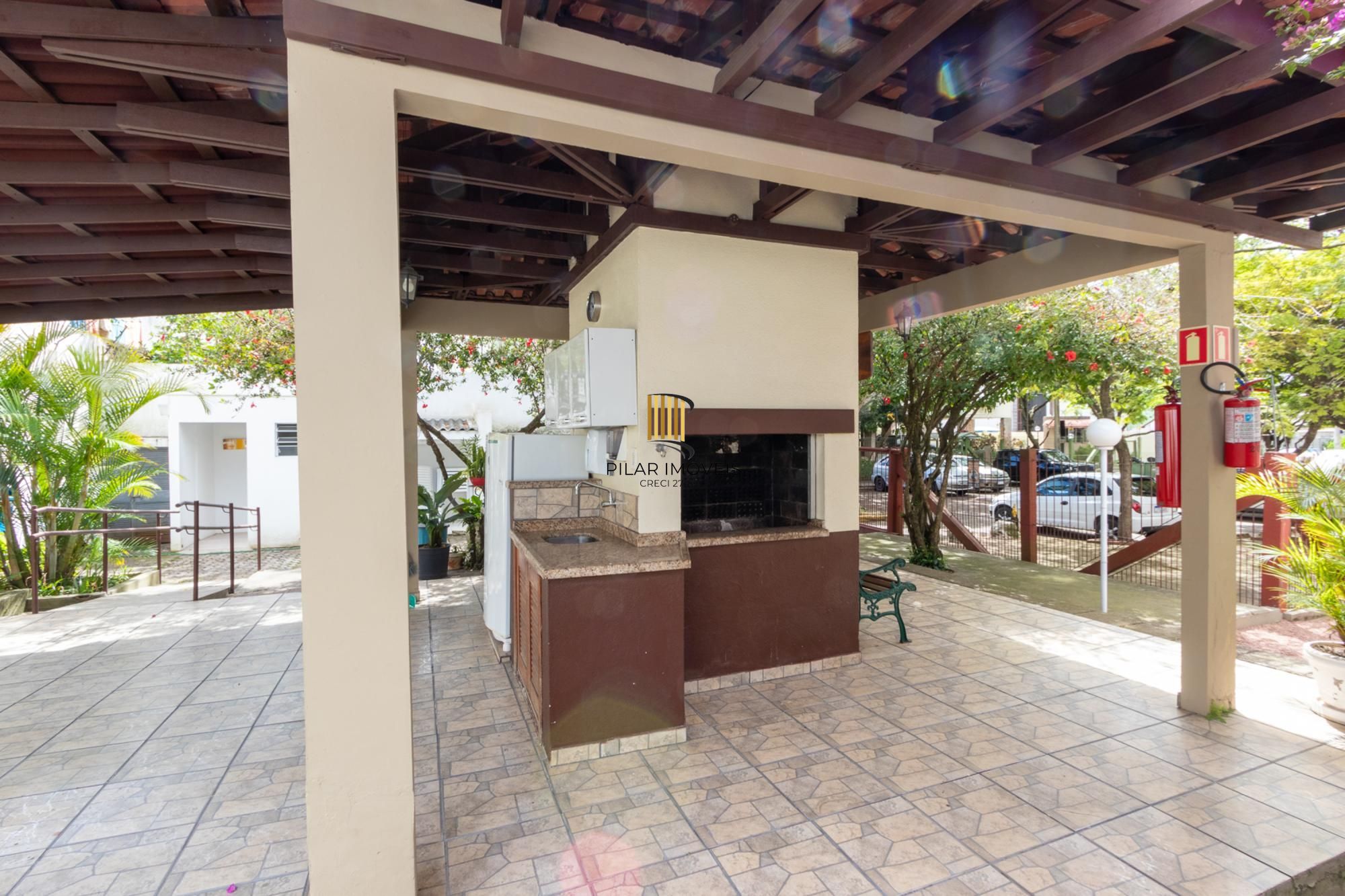 Cobertura com 137m², no Bairro Cristal, de 2 dormitórios, sento uma suíte, ampla sacada, churrasqueira, vista panorâmica, vaga coberta.