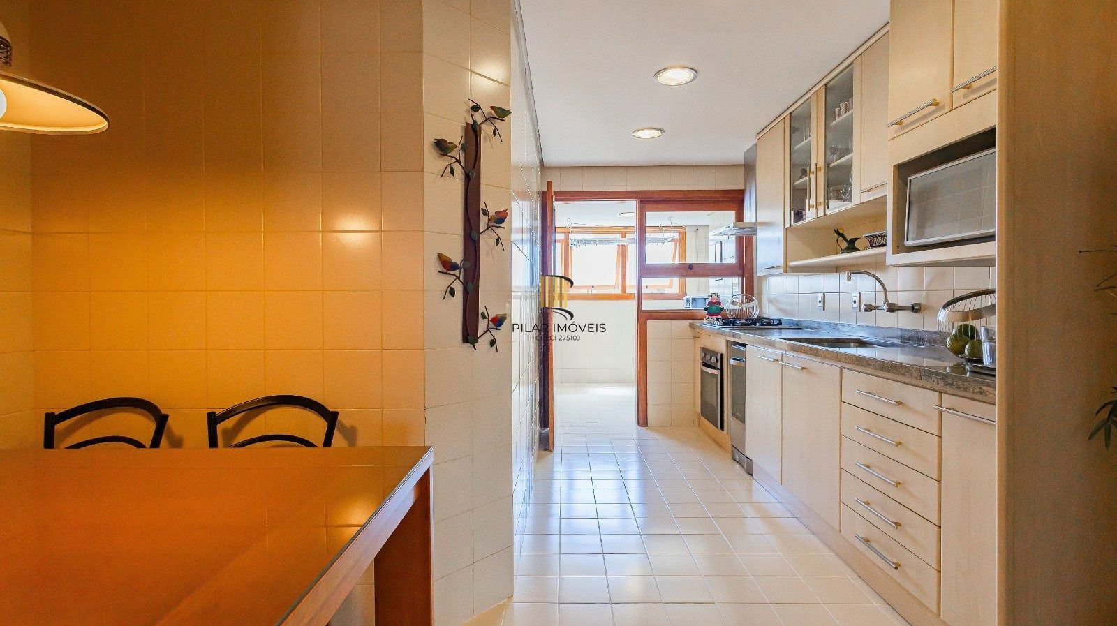 Apartamento com três quartos e três vagas, no bairro Bela Vista