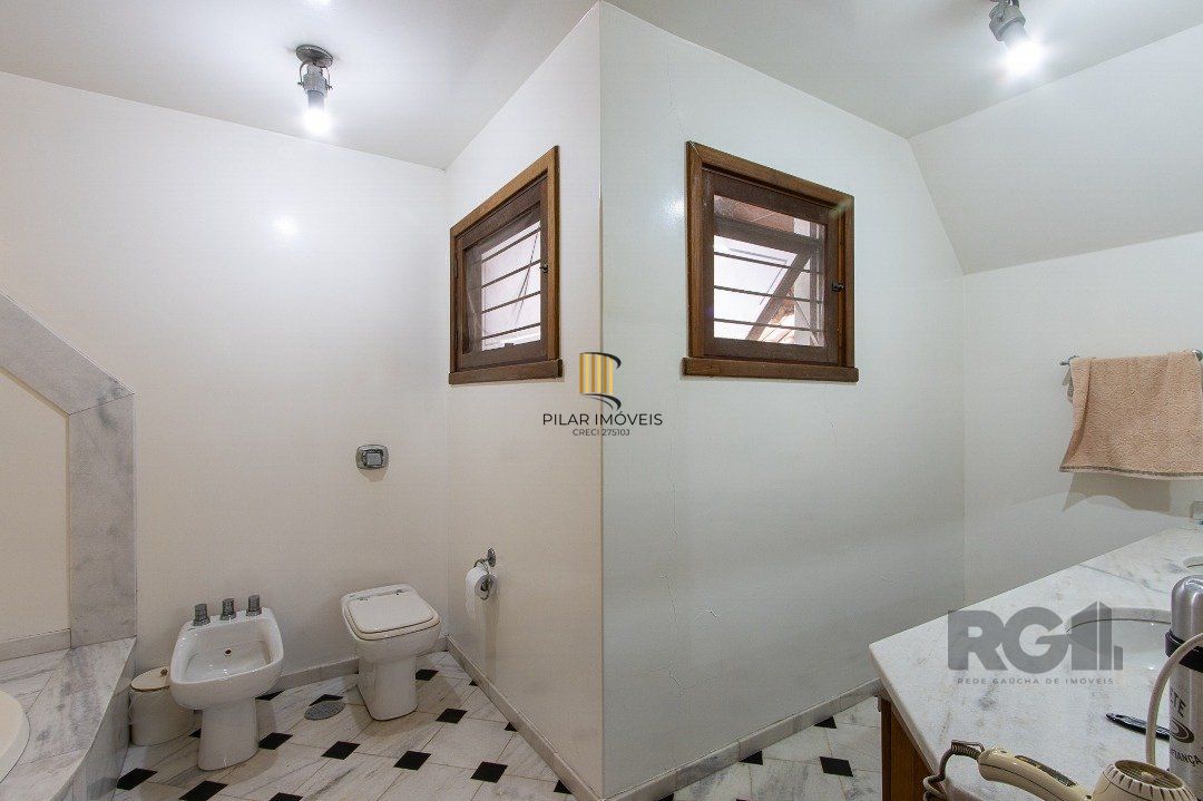 Casa de Condomínio 6 dormitórios no bairro Cavalhada