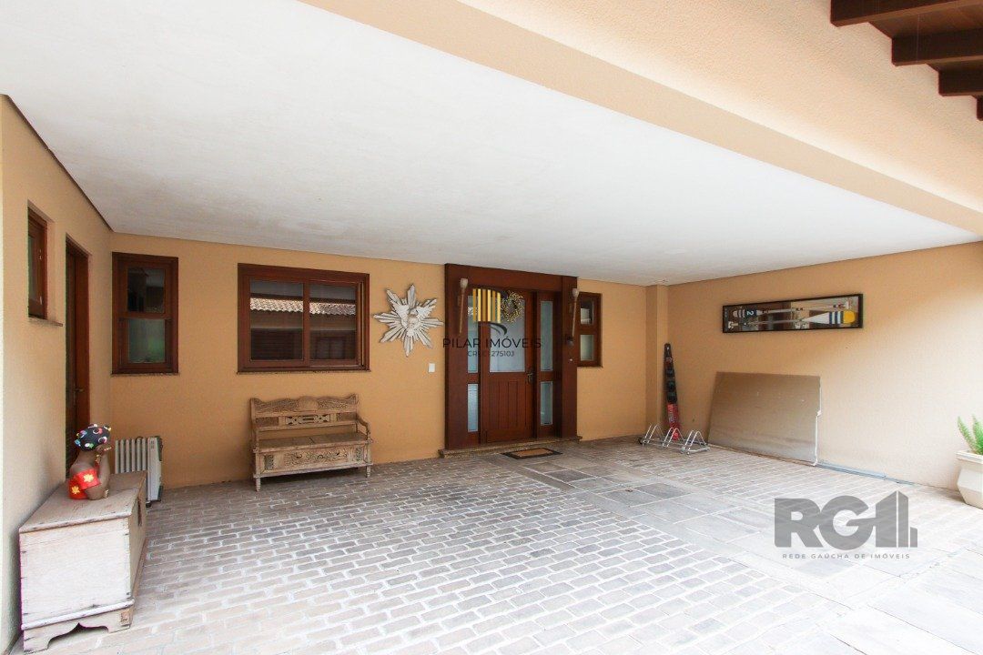 Casa com 327m² de área privativa, oferecendo 3 dormitórios, sendo 3 suítes