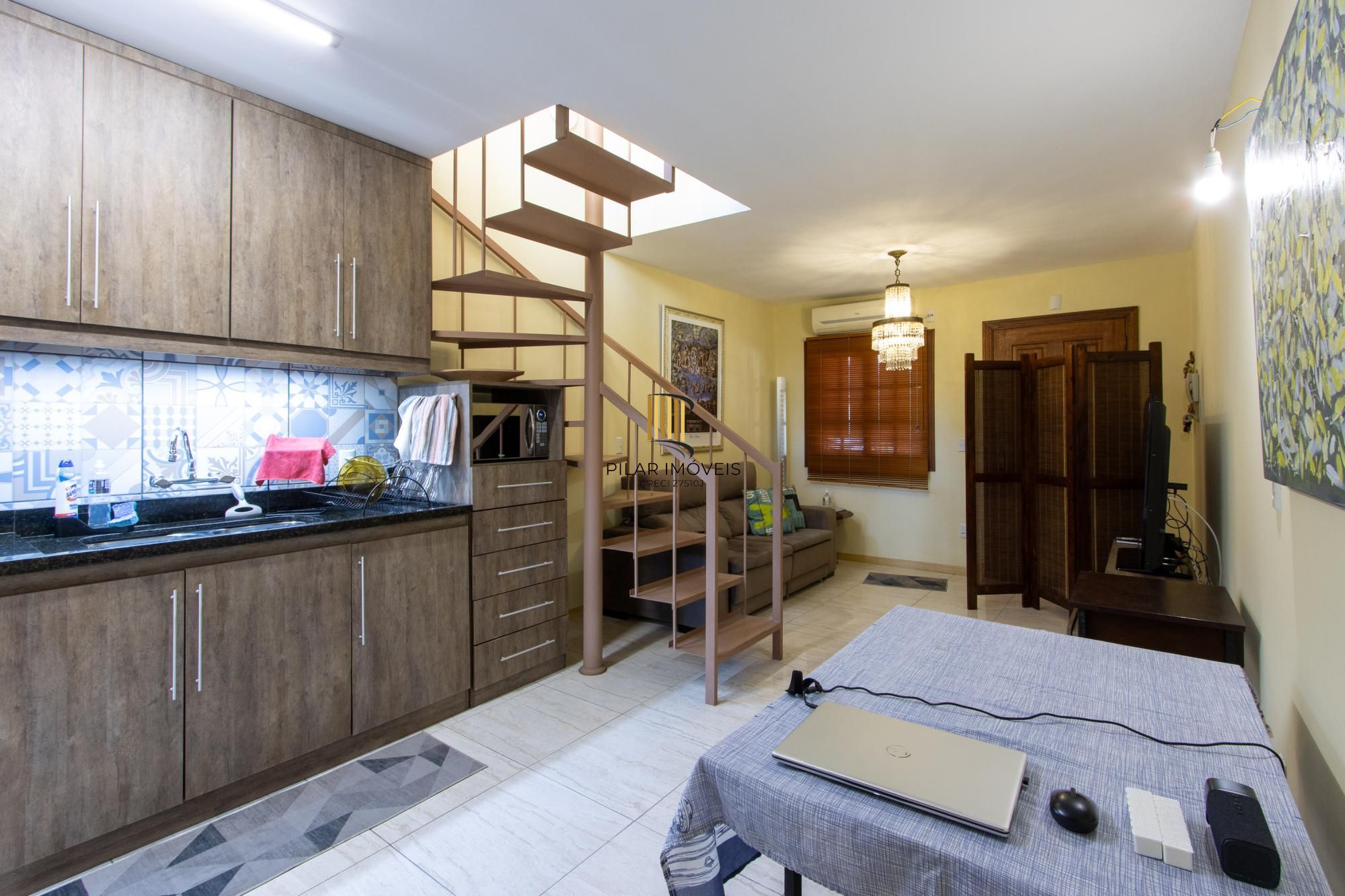 Casa em condomínio, porteira fechada,  possui 3 dormitórios e 1 vaga