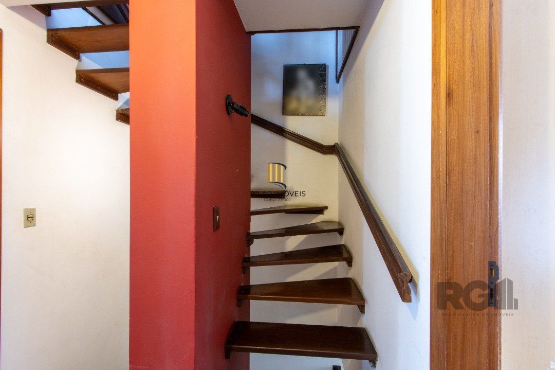 Casa de 3 dormitórios à venda na Tristeza - Zona sul de Poa.