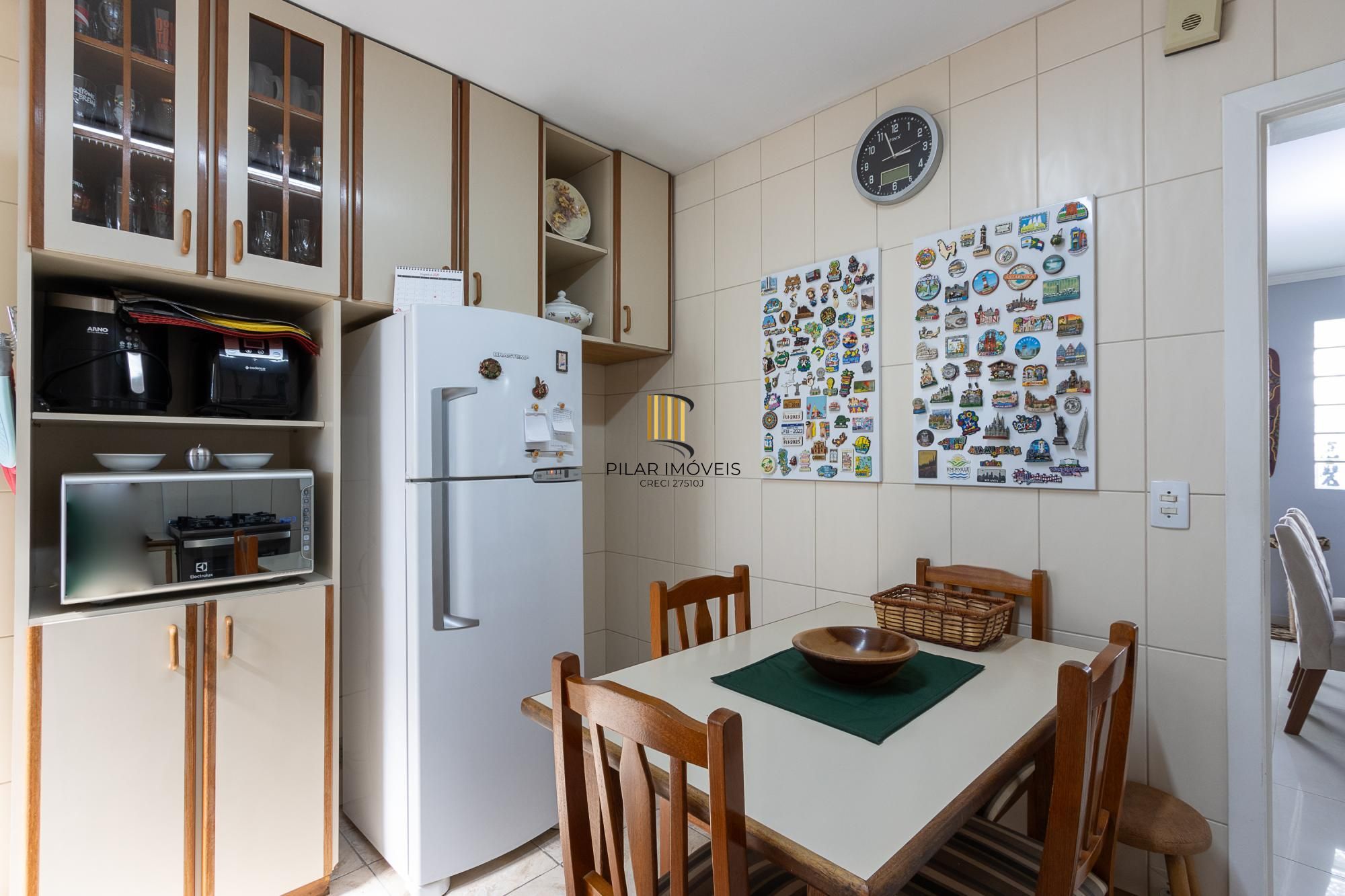 Casa de alvenaria, 4 dormitórios, 2 suítes, bairro Cristal.