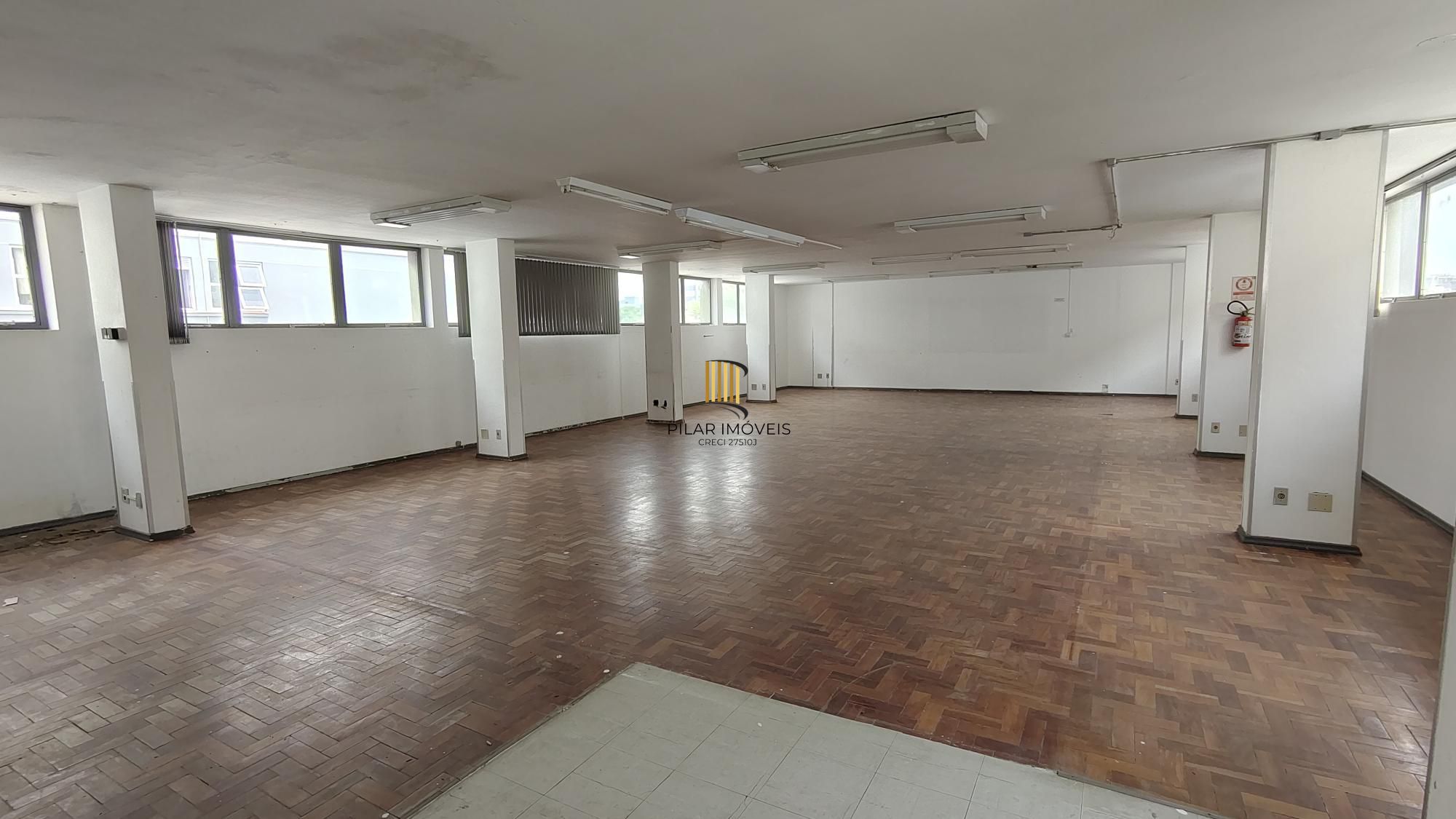 Prédio Comercial no bairro Menino Deus.