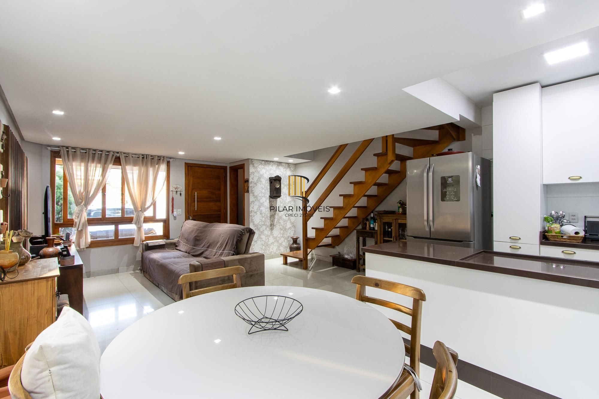 Casa de condomínio, 3 quartos, 1 suíte, piscina e 2 vagas de garagem;