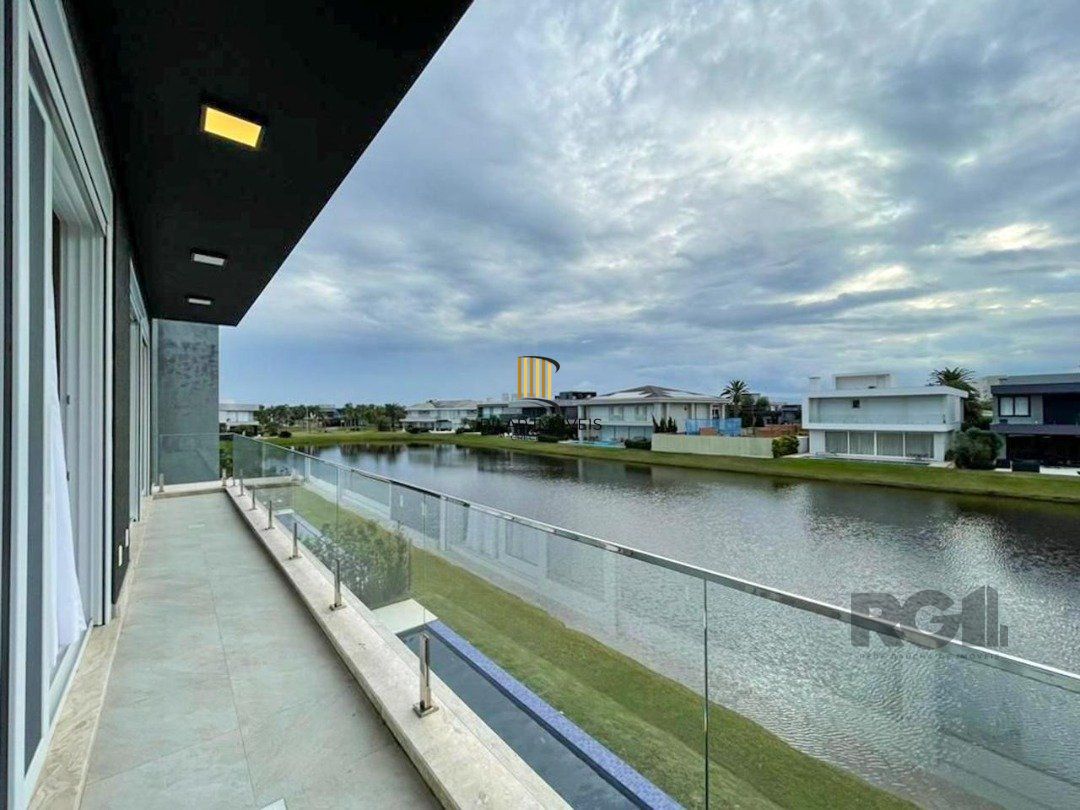 Excepcional sobrado 5 dormitórios com 5 suítes, totalmente mobiliado e ricamente decorado a beira lago em Xangrilá, no Condomínio Enseada.