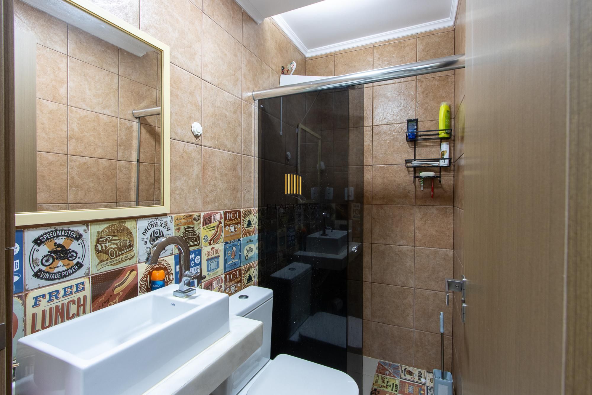 Casa de 4 dormitórios, 2 suítes, piscina, pátio e 2 vagas de garagem.