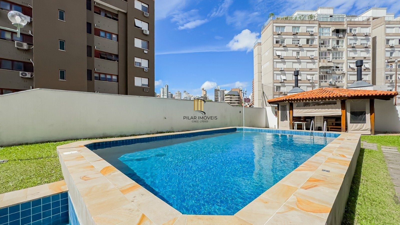Apartamento com três quartos e três vagas, no bairro Bela Vista