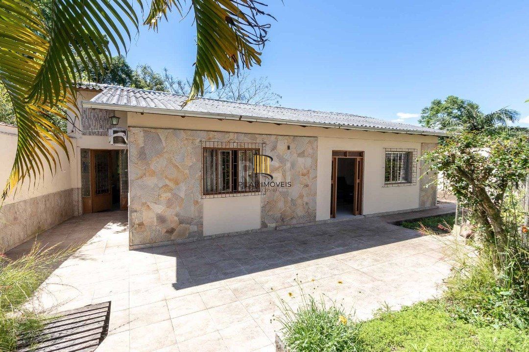 Casa para Venda - 370m², 4 dormitórios, sendo 1 suites, 6 vagas - Lomba do Pinheiro