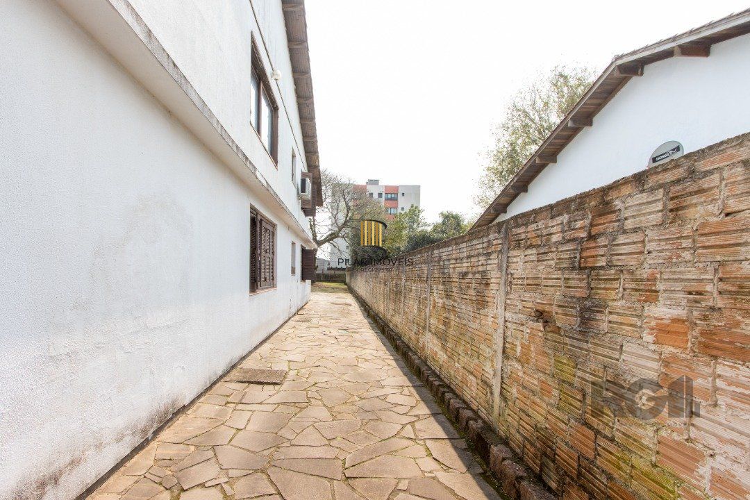 Casa 7 dormitórios no bairro Camaquã