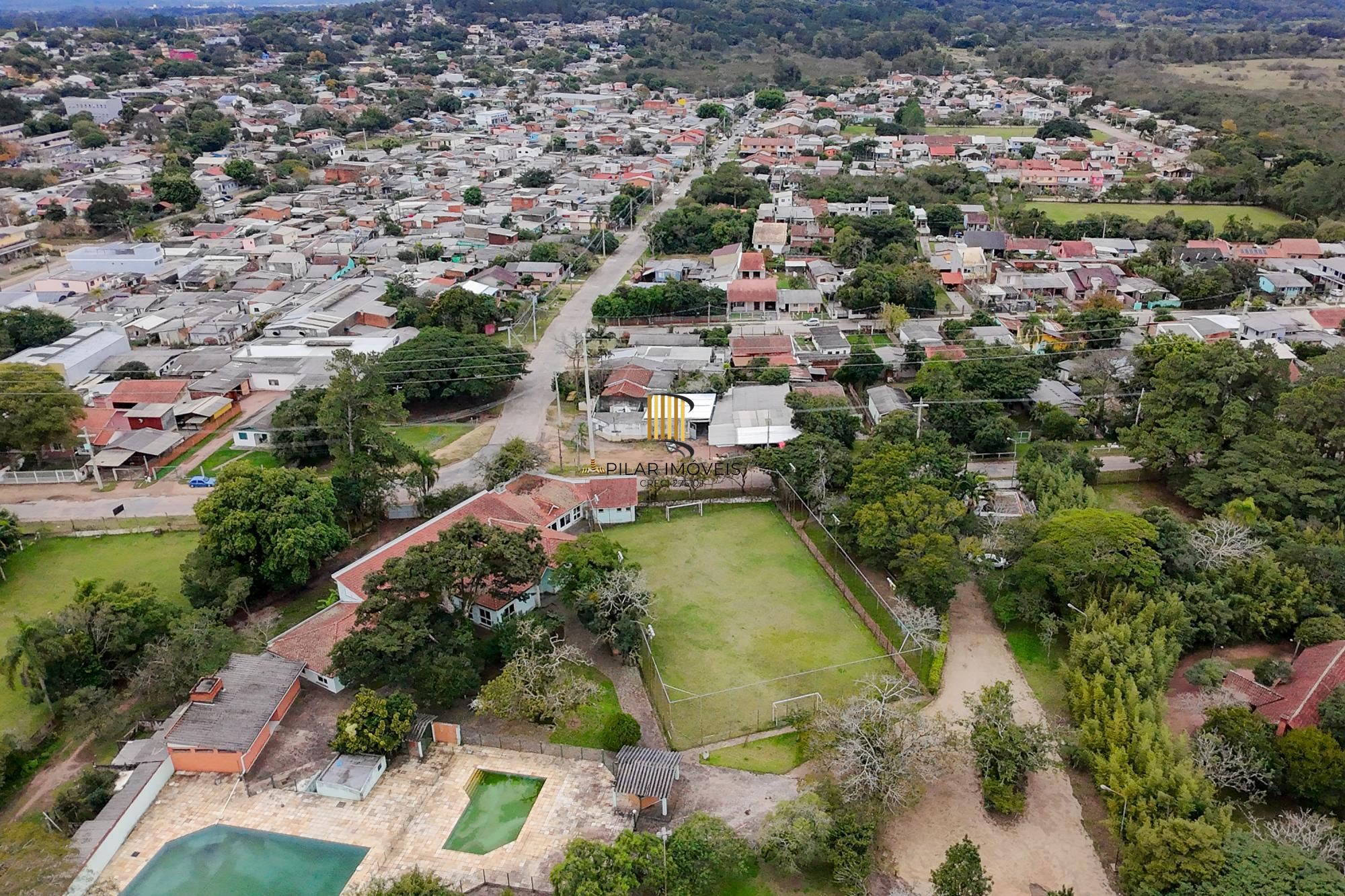 Terreno com edificações para múltiplos negócios lucrativos.