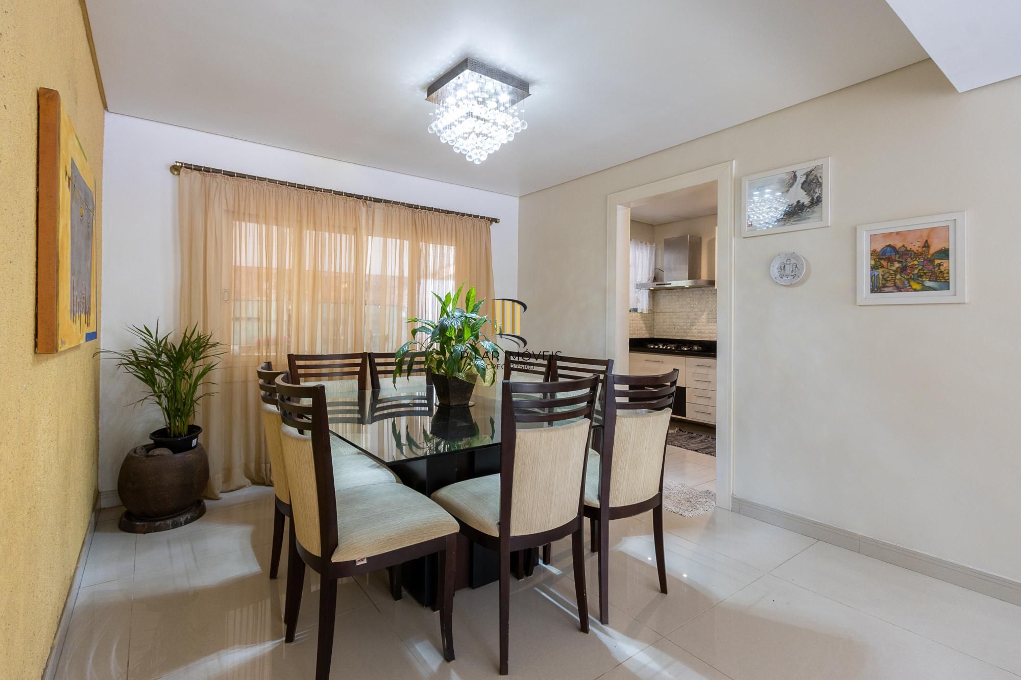 Casa térrea, 2 dormitórios, 1 suíte e 2 vagas no bairro Aberta dos Morros.