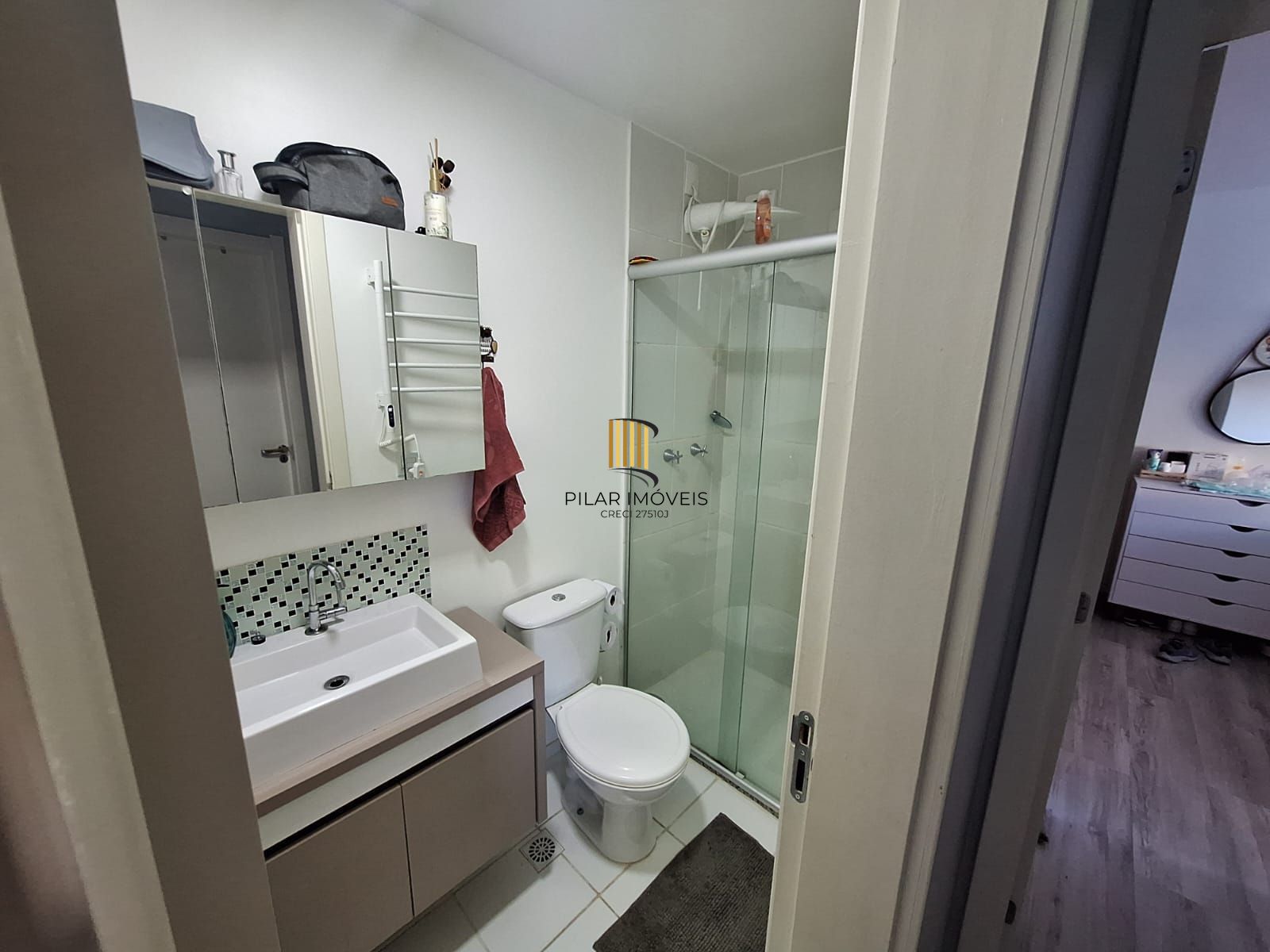 Apartamento de 2 quartos, cozinha planejada e 1 vaga escriturada.