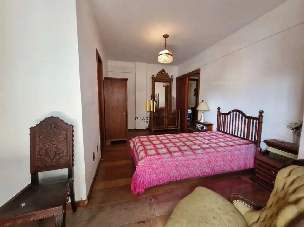 Apartamento semimobiliado no bairro Tristeza, com 3 dormitórios, 01 suíte, e 105m² Privativos!!!