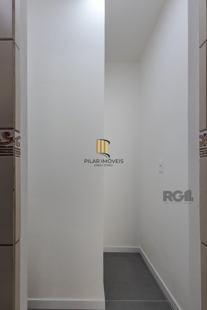 Casa 103m² - 3 dormitórios, 1 suíte, piscina, 2 vagas no bairro Hípica