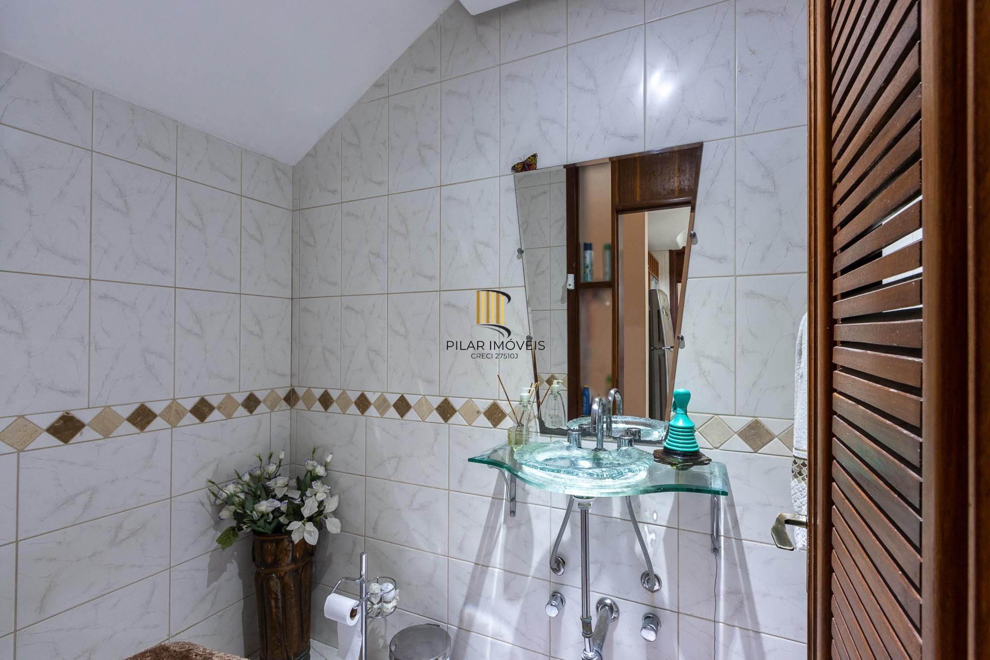 Casa em condomínio á venda com 6 dormitórios em Porto Alegre