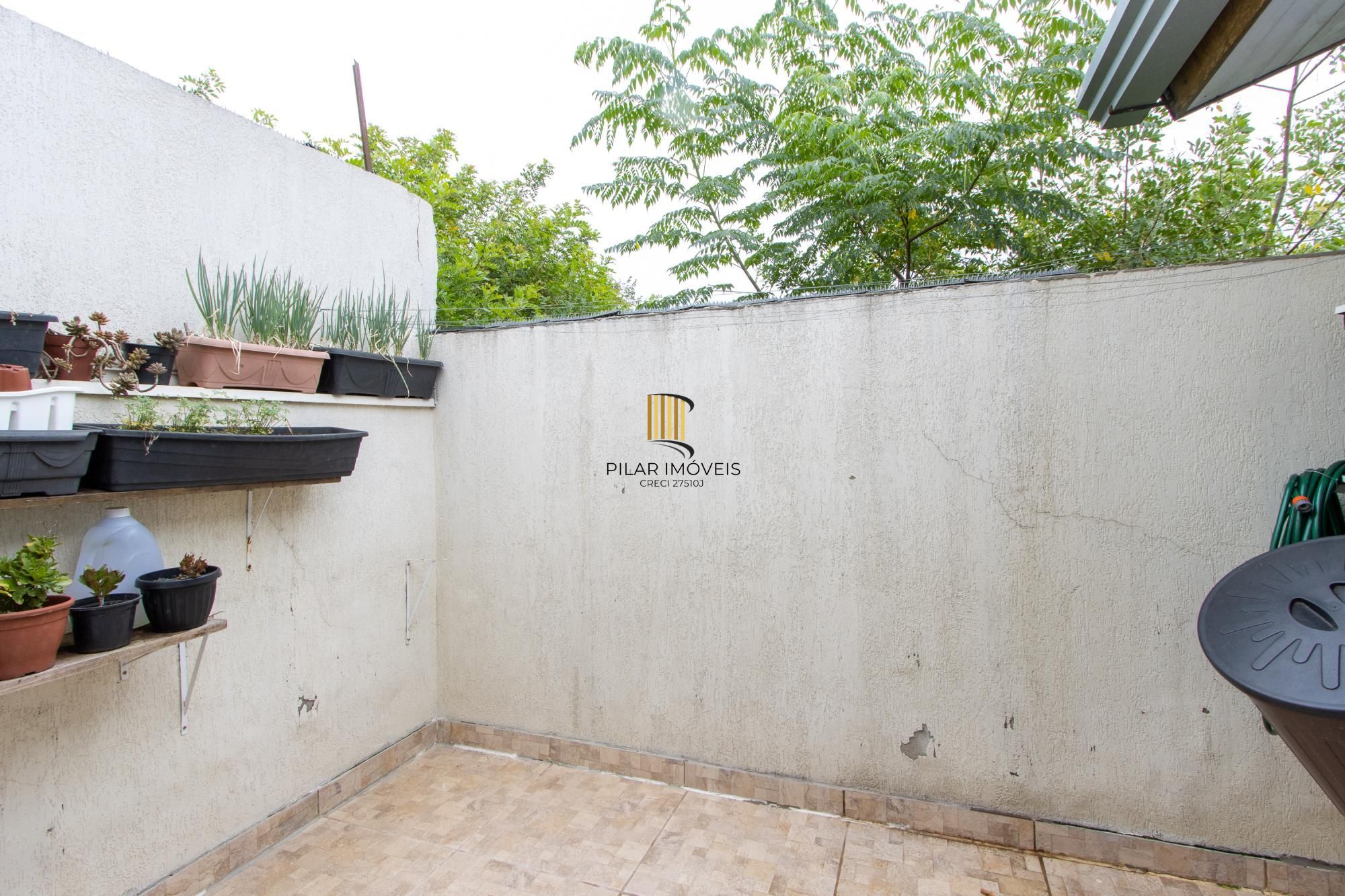 Casa terrea de 2 dormitórios, em excelente localização, amplo pátio e local tranquilo.