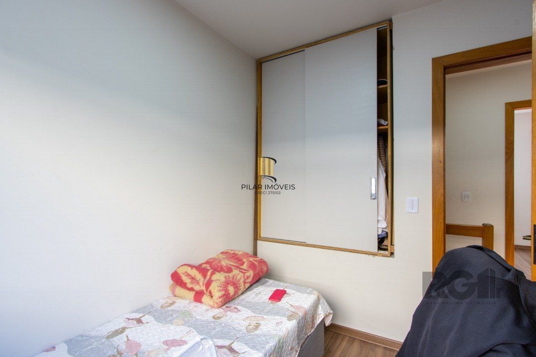 Casa em condomínio,  possui 2 dormitórios, sala para 2 ambientes e 1 vaga.