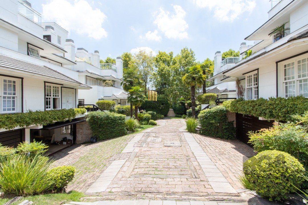 Casa em condominio, mobiliada com 741m² privativos , com 3 suítes- master