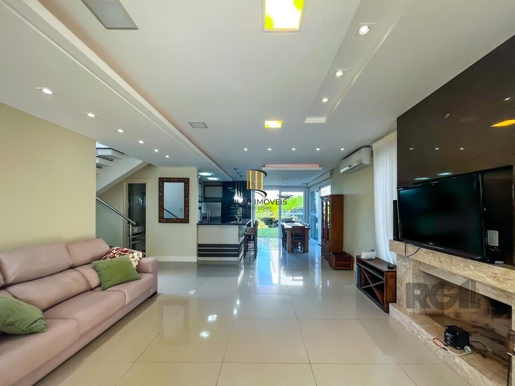 casa Alto Padrão com 239m² privativos, mobiliada e totalmente iluminada.